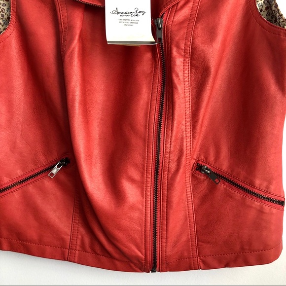 Red Vest - Picture 4 of 8